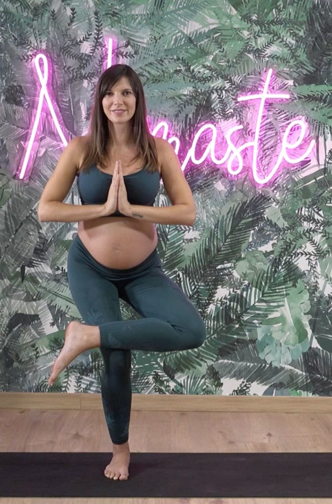 Clase de yoga para embarazadas gratis con fisioterapeutas especializadas en ejercicio para embarazadas
